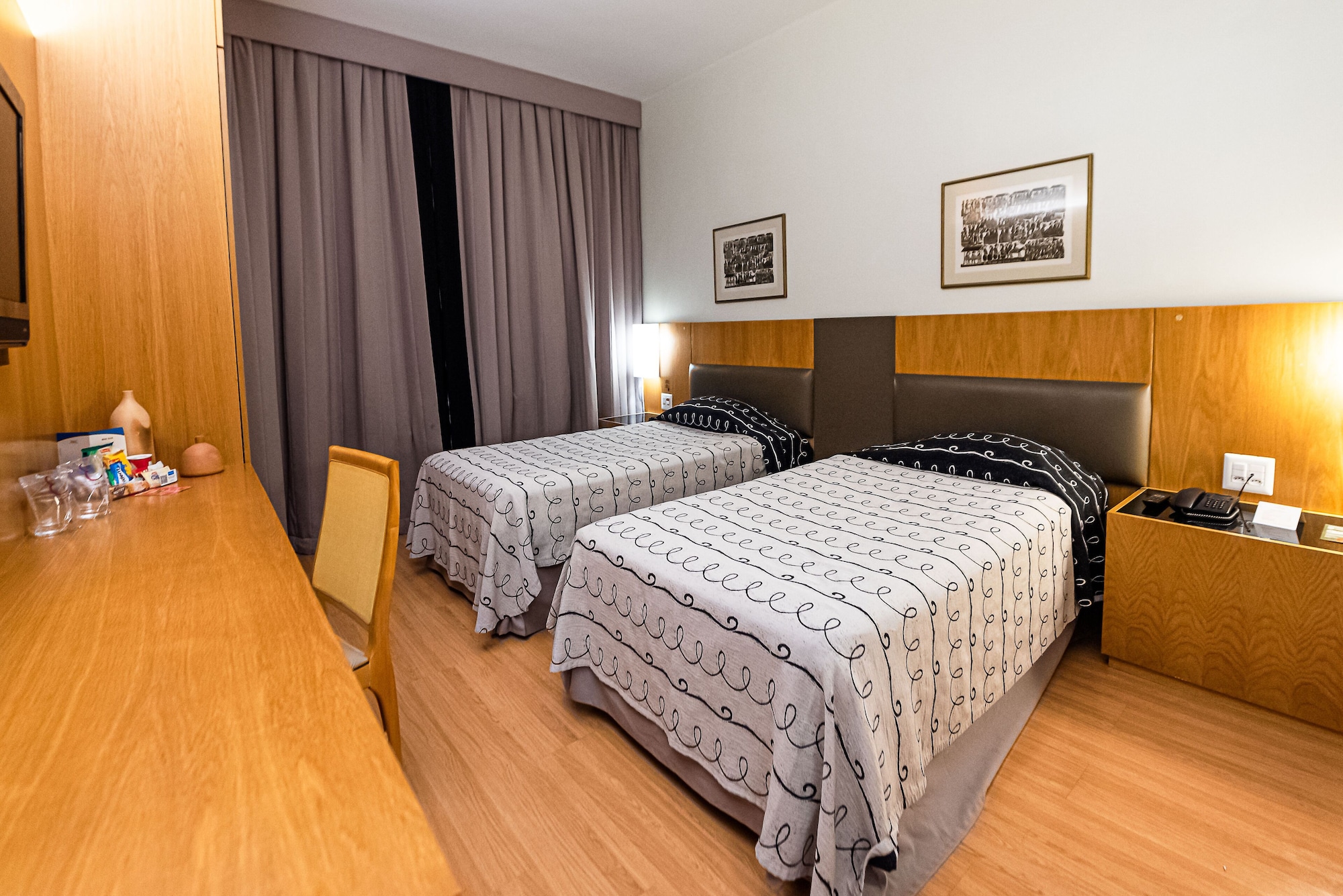 LUXURY, TWIN BEDS