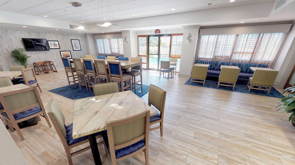 Hampton Inn St. Simons Island 24/37