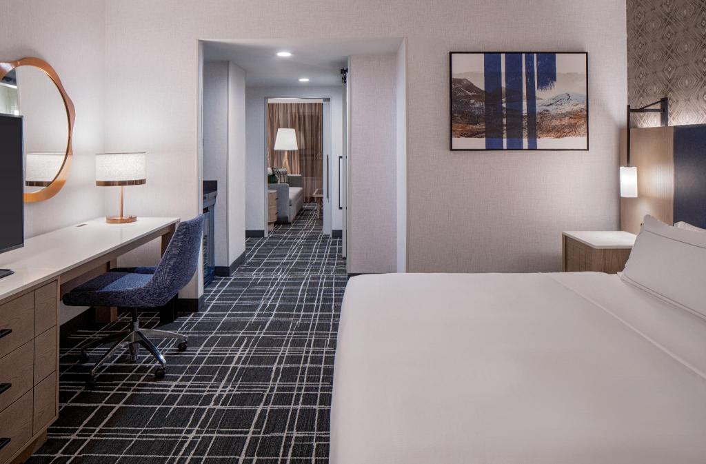 3 Rooms, Suite, 1 King and 2 Queen Beds, Accessible