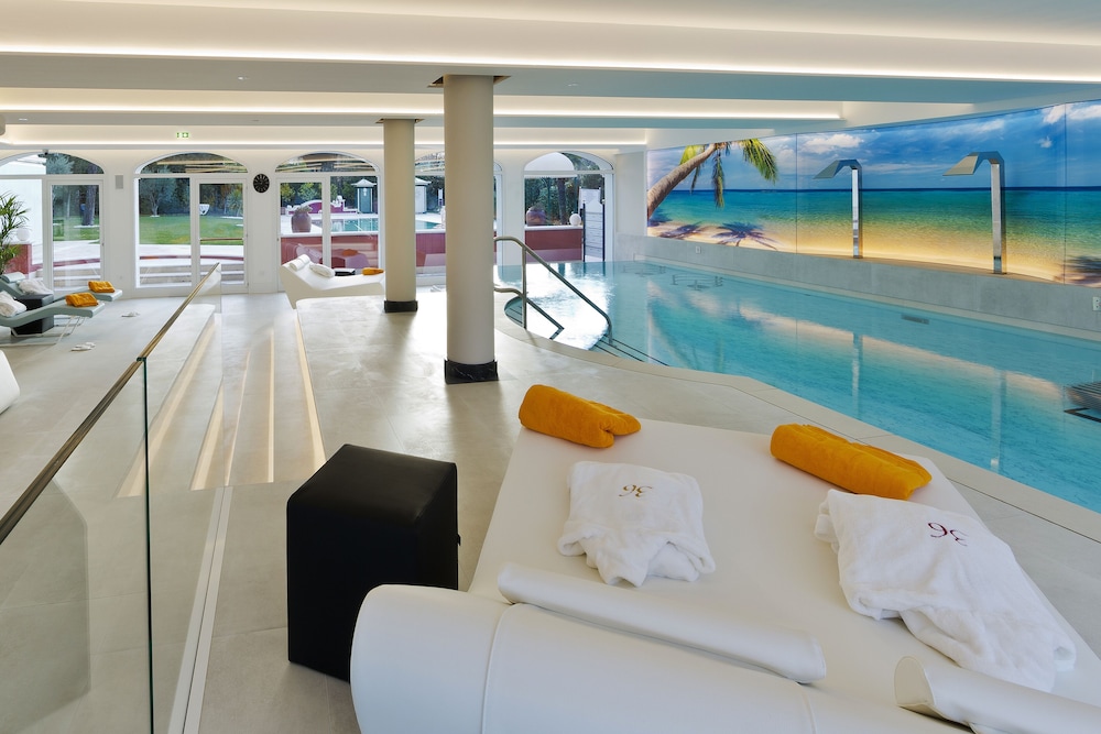 Vip's Motel Luxury Accommodation & Spa 36/72