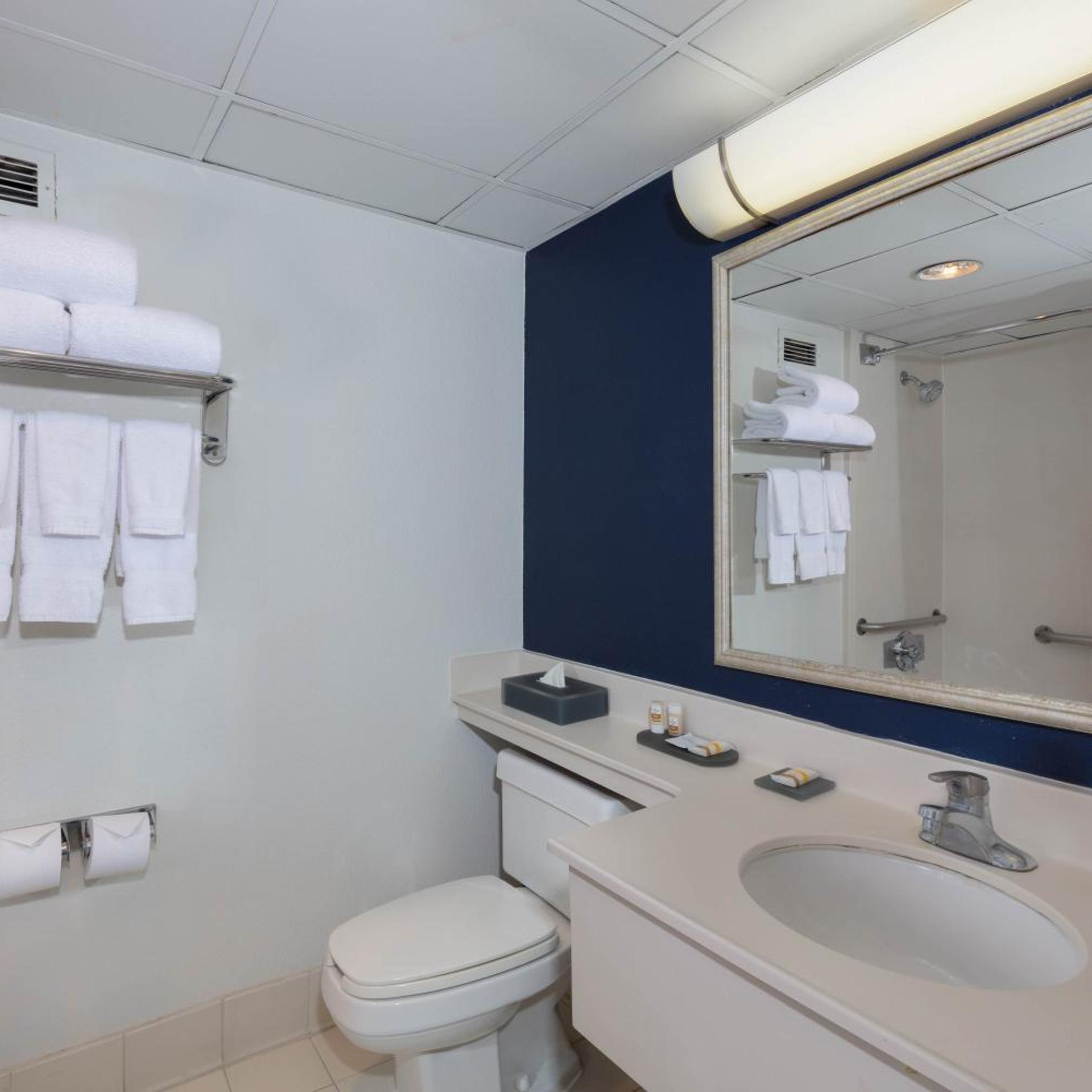 جناح بسرير كينج بغرفة نوم واحدة، La Quinta Inn and Suites by Wyndham Secaucus Meadowlands 5/6