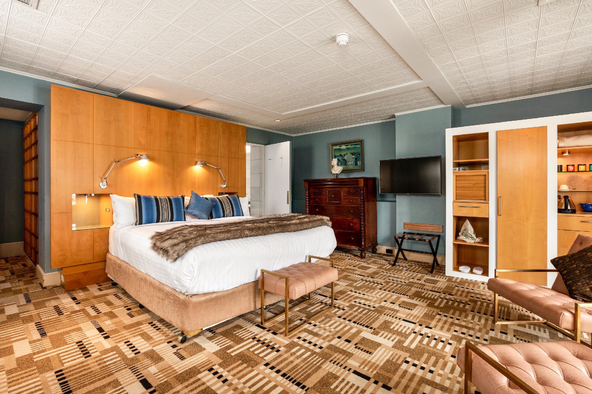 COURTYARD, SUITE