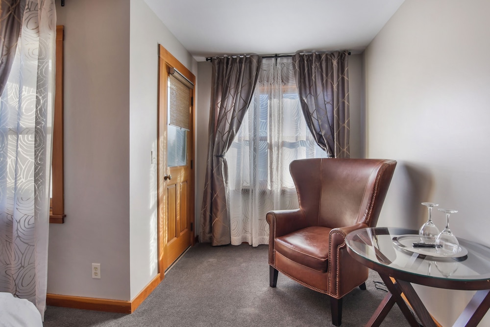 The Wild Iris Inn 23/50