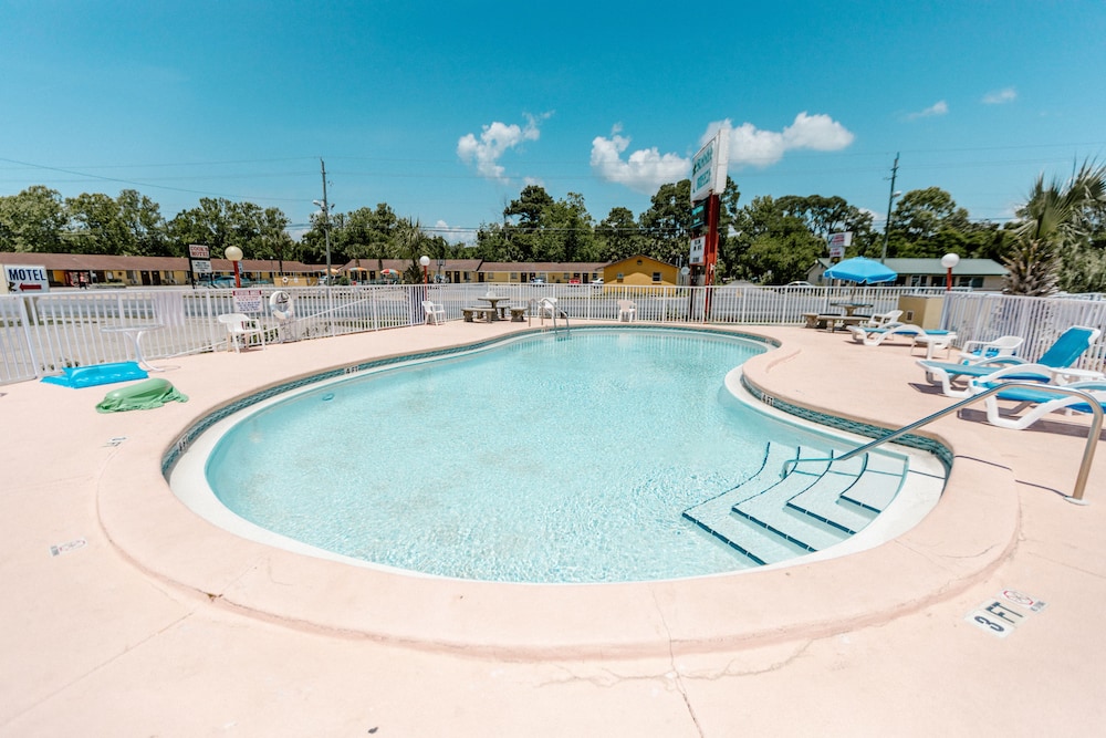 Summer Breeze Motel 43/52