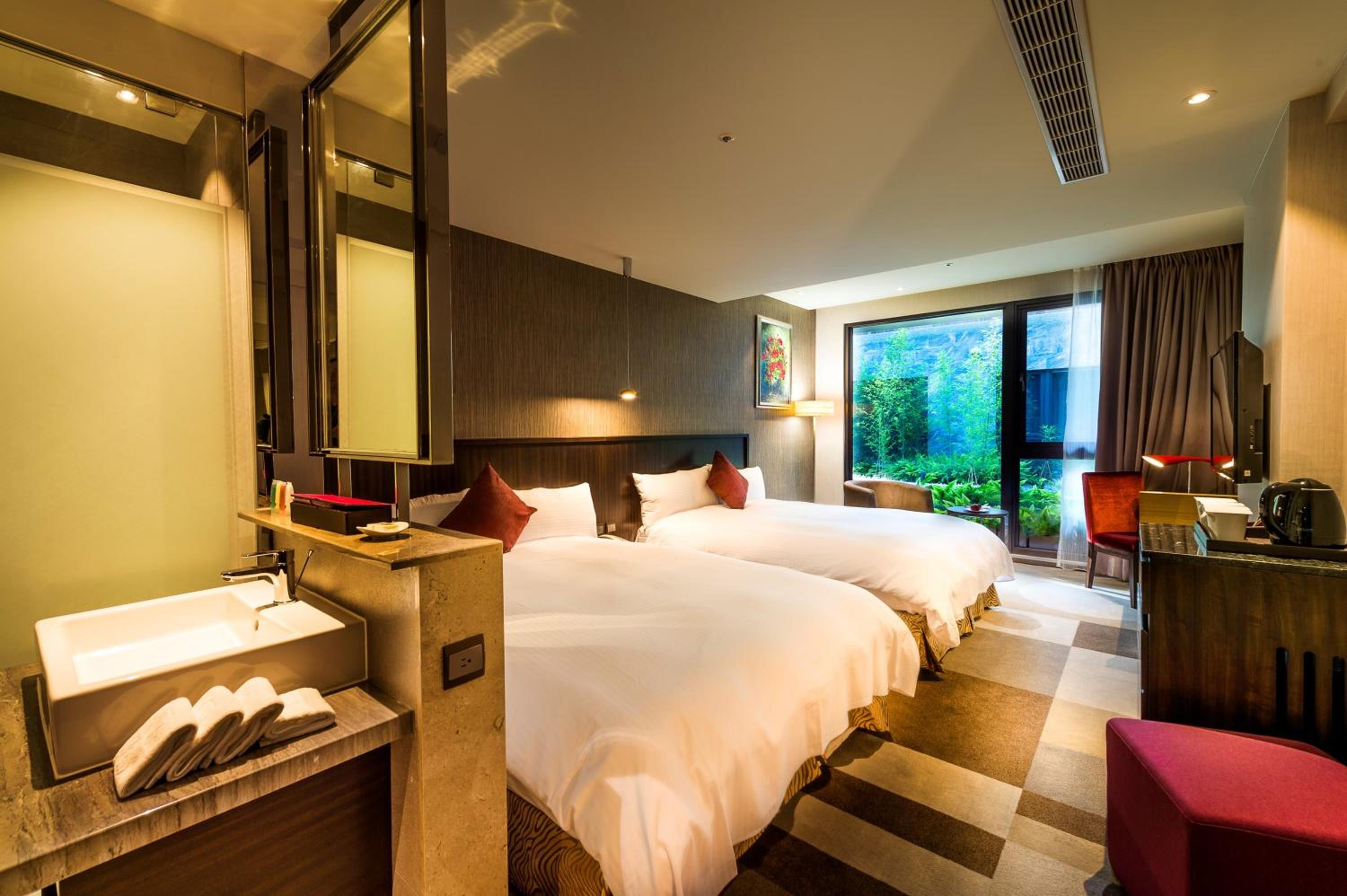 Exquisite, Twin Beds