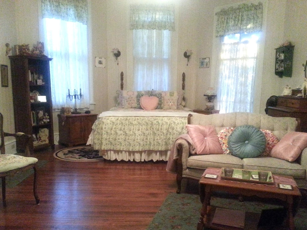 Holly House of Hamilton 19/34