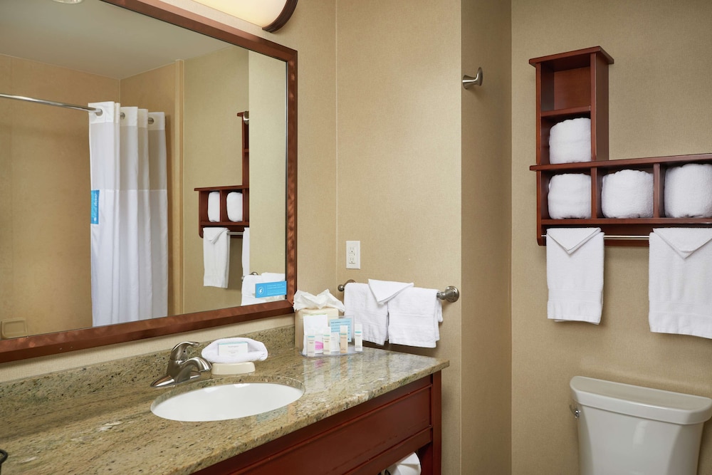 Hampton Inn and Suites Salem 16/42