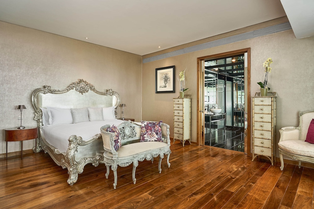 SUITE, LAKE VIEW