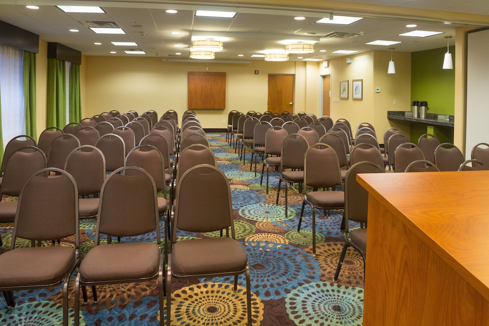 Holiday Inn Express Suites Jacksonville Airport 54/63