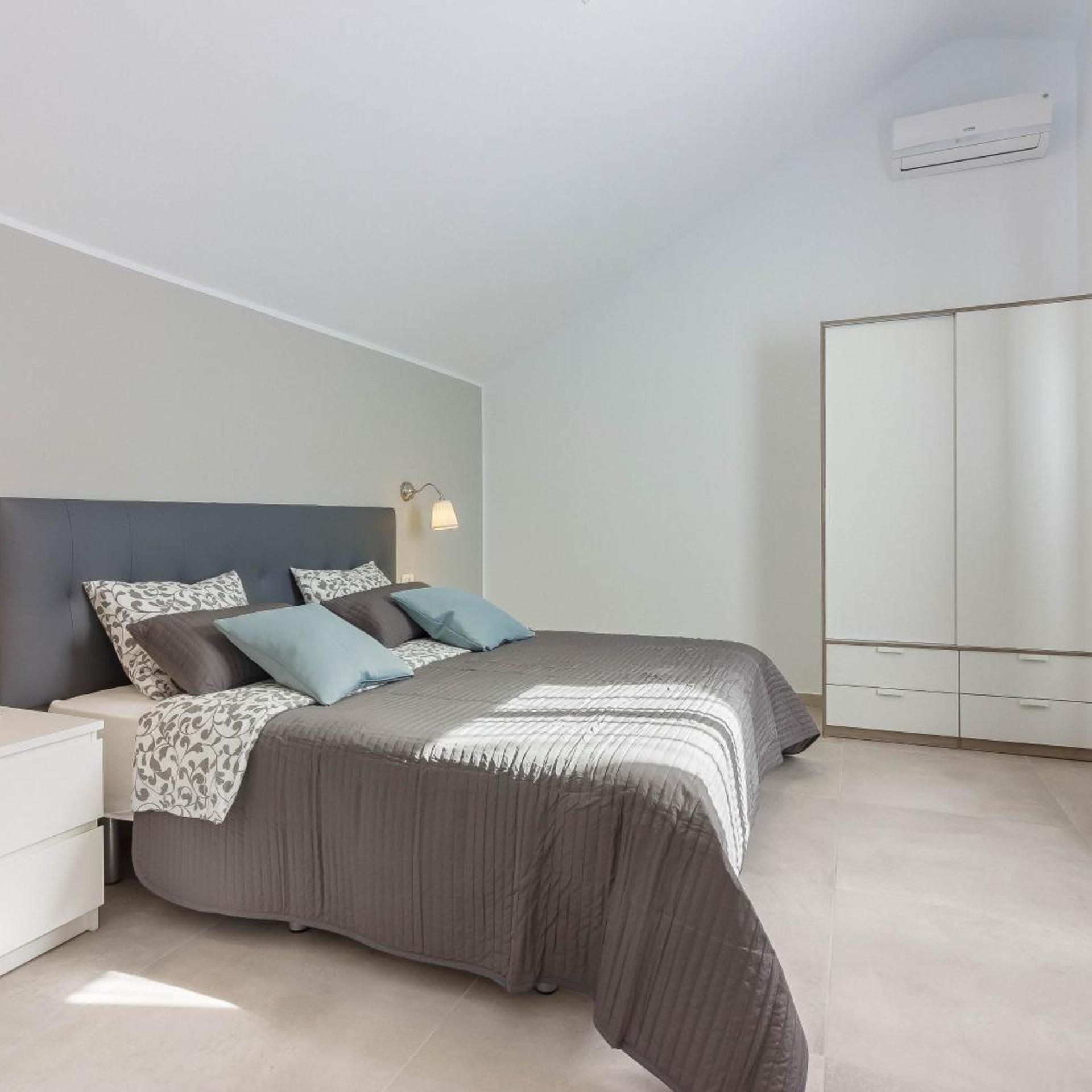 2 Bedrooms, Apartment