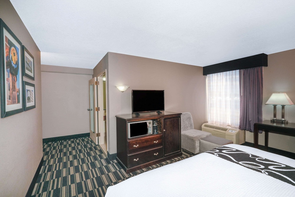 La Quinta Inn & Suites by Wyndham Memphis Airport Graceland 24/71