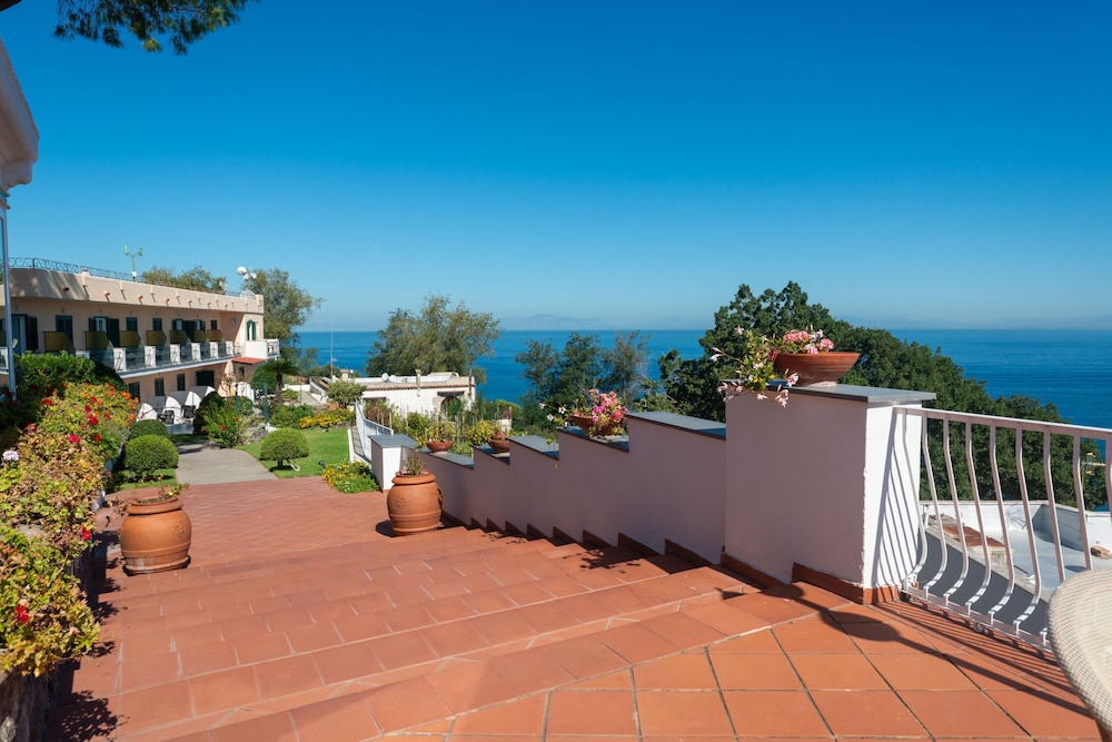Hotel Villa Ireos 39/50