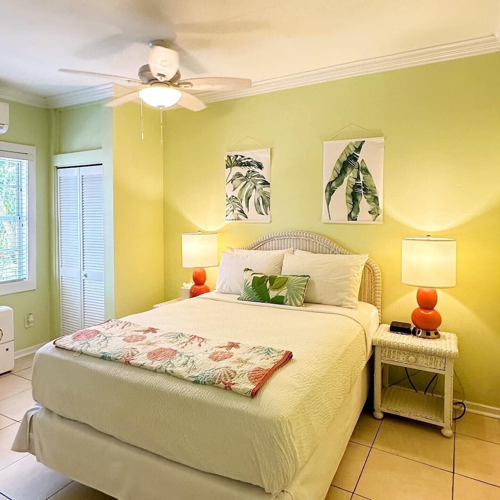 STANDARD, QUEEN BED