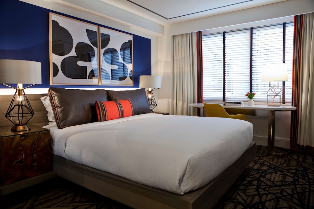 DELUXE, KING BED
