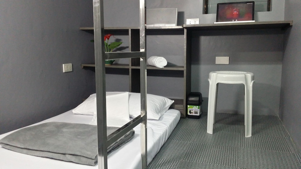 Ervoruto Hostel Makati 27/28