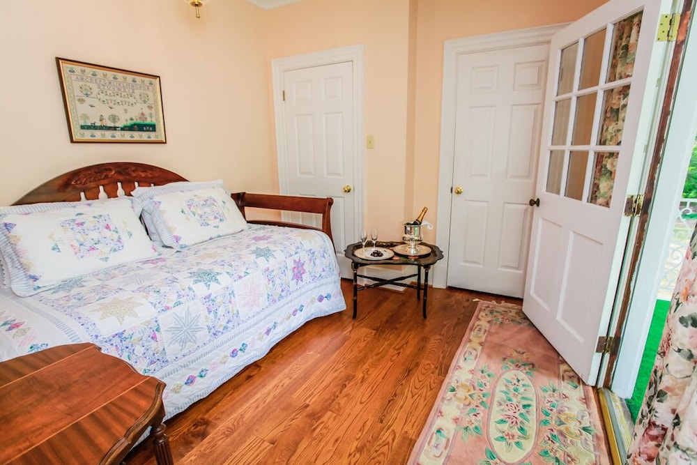The Virginia Cliffe Inn 12/50