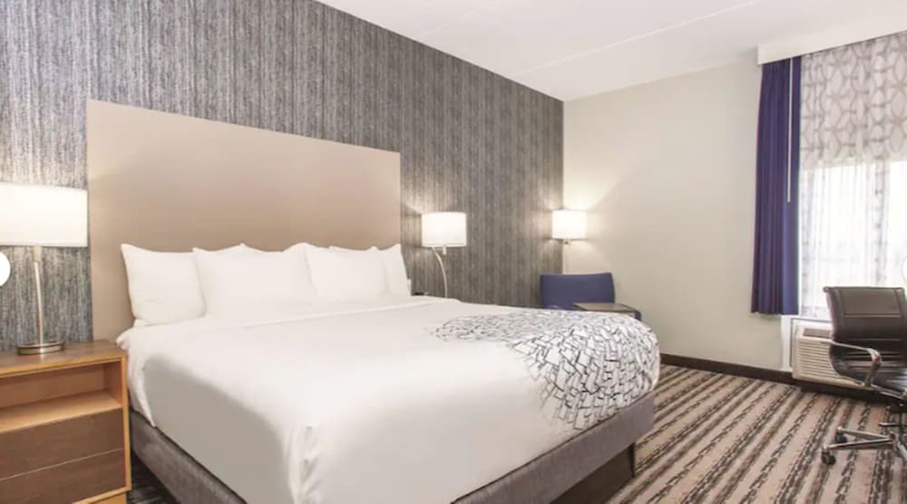 غرفة بسرير كينج، La Quinta Inn Suites By Wyndham Buffalo Amherst 5/9