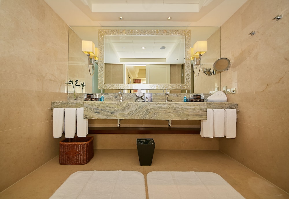 1 BEDROOM, SUITE