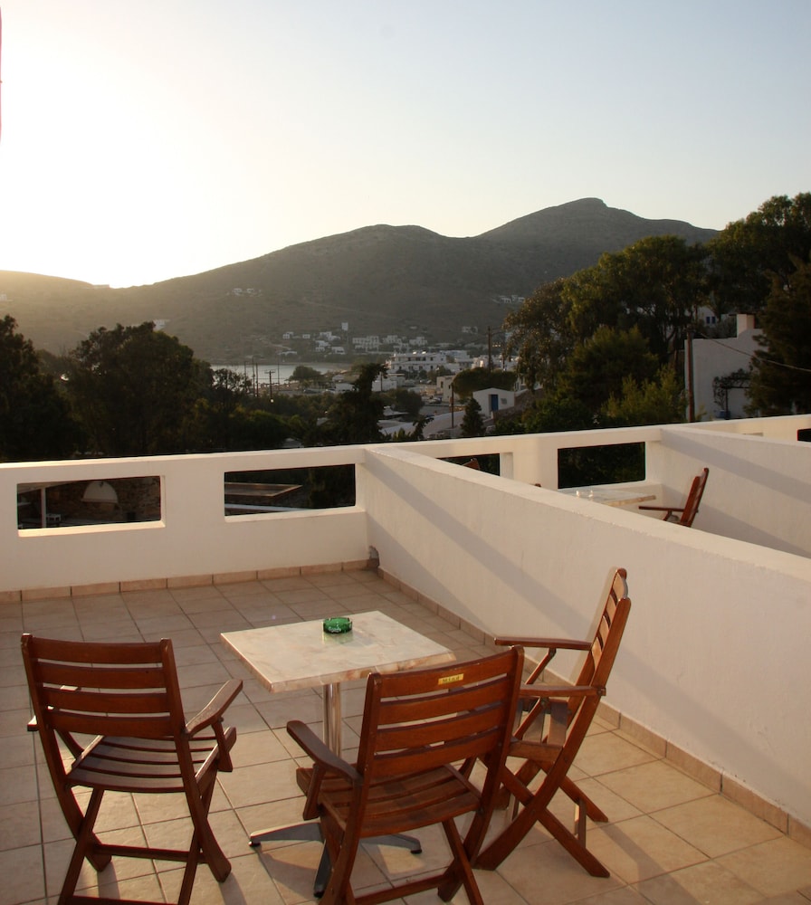 Armadoros Hotel / Ios Backpackers 45/47