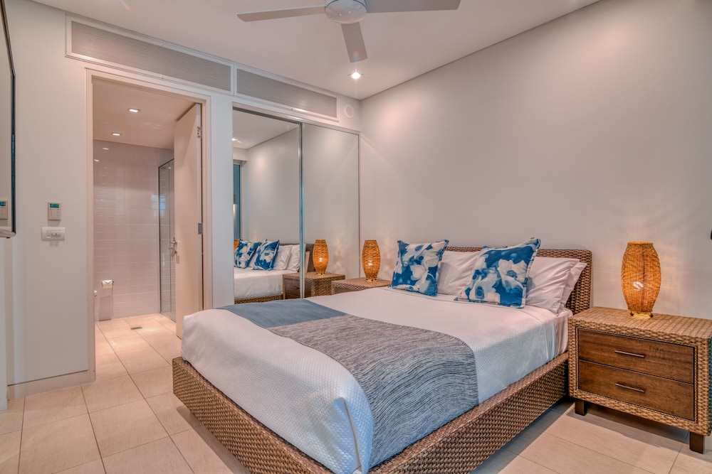 Coconut Grove Port Douglas 10/50