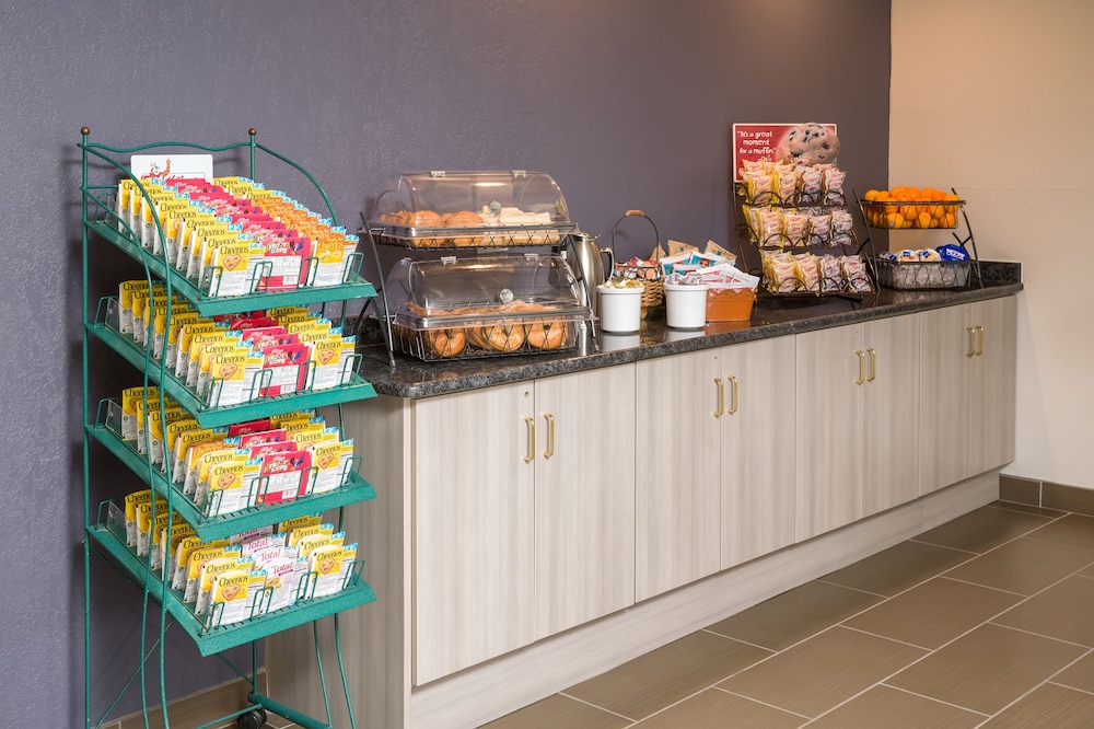 Microtel Inn & Suites by Wyndham Leesburg/Mt Dora 12/38