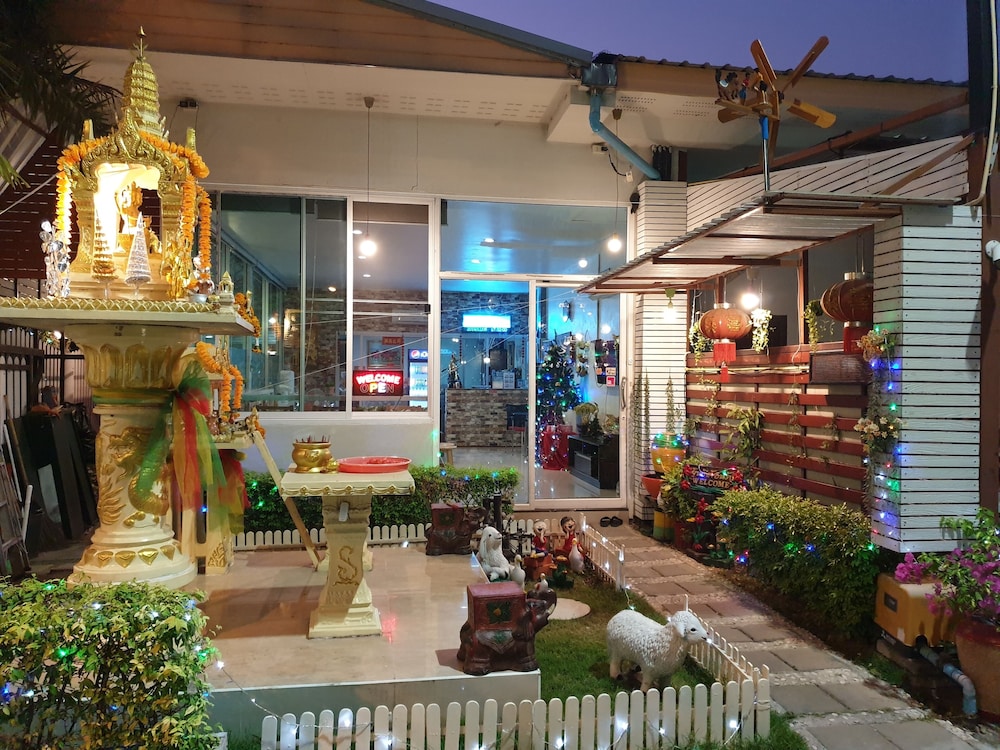 Friend's House Resort 2/45