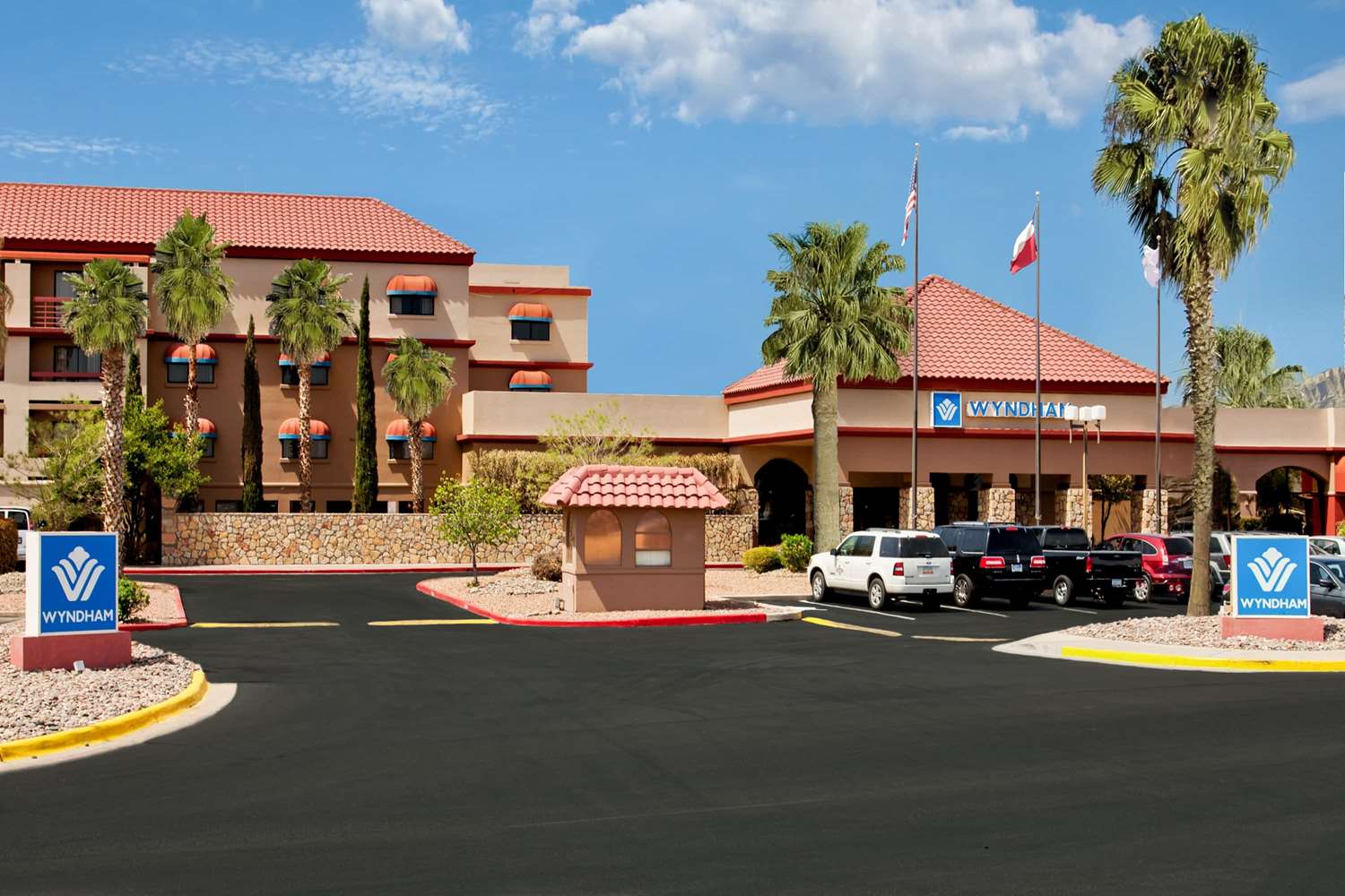Wyndham El Paso Airport Hotel and Water Park 34/39