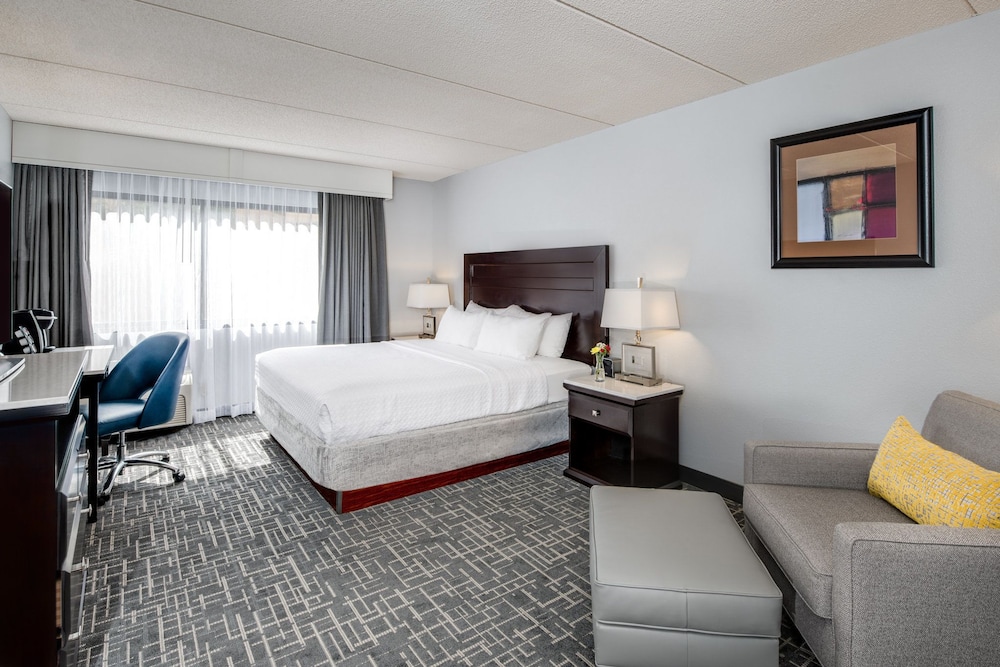 CROWNE PLAZA MILWAUKEE AIRPORT 13/81