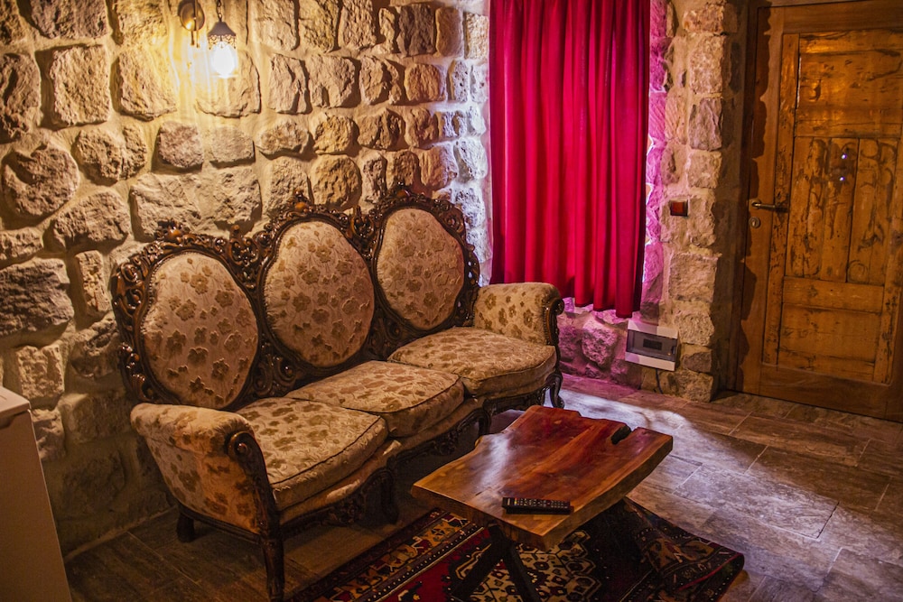 Junior Ottoman Cave 23/41