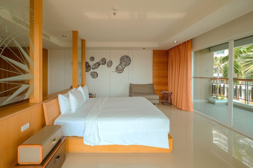 Welcome World Beachfront Resort 12/47