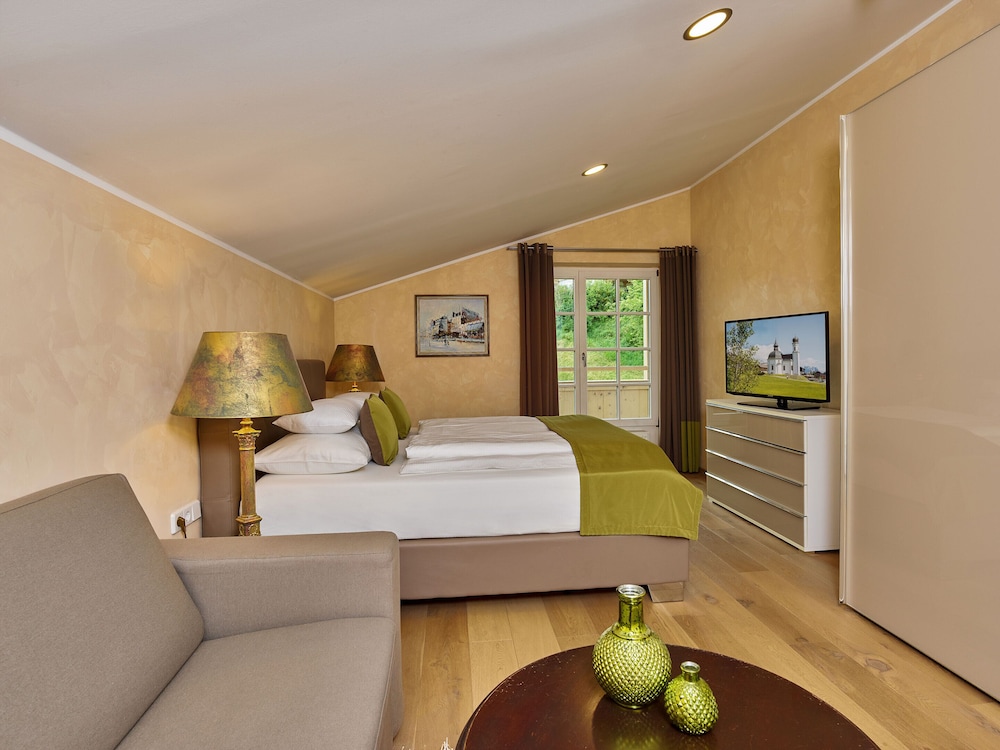 Top, Comfort, Apartment, Queen Bed, Bath and Shower, Sofa
