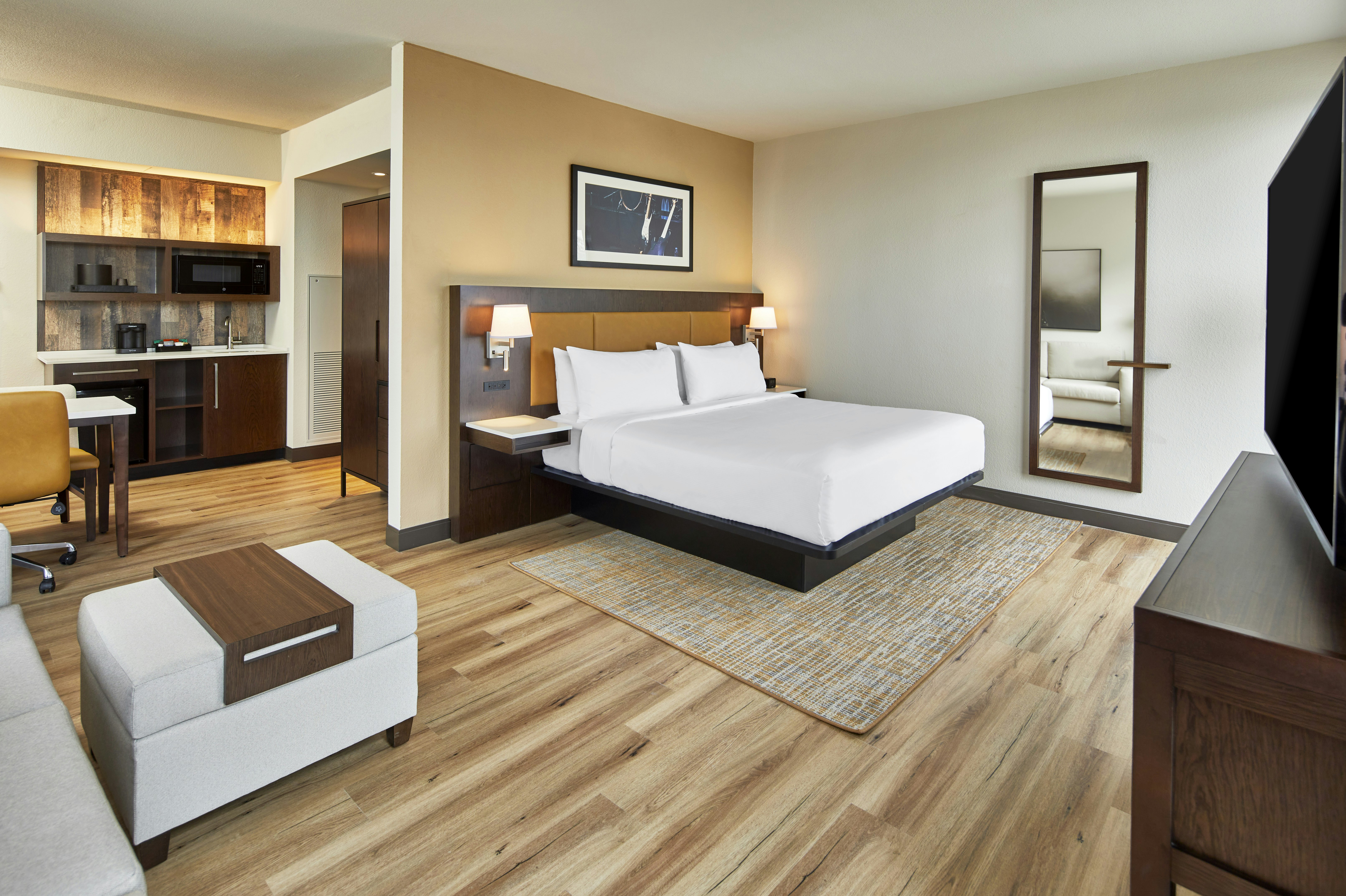 STUDIO, KING BED, ACCESSIBLE