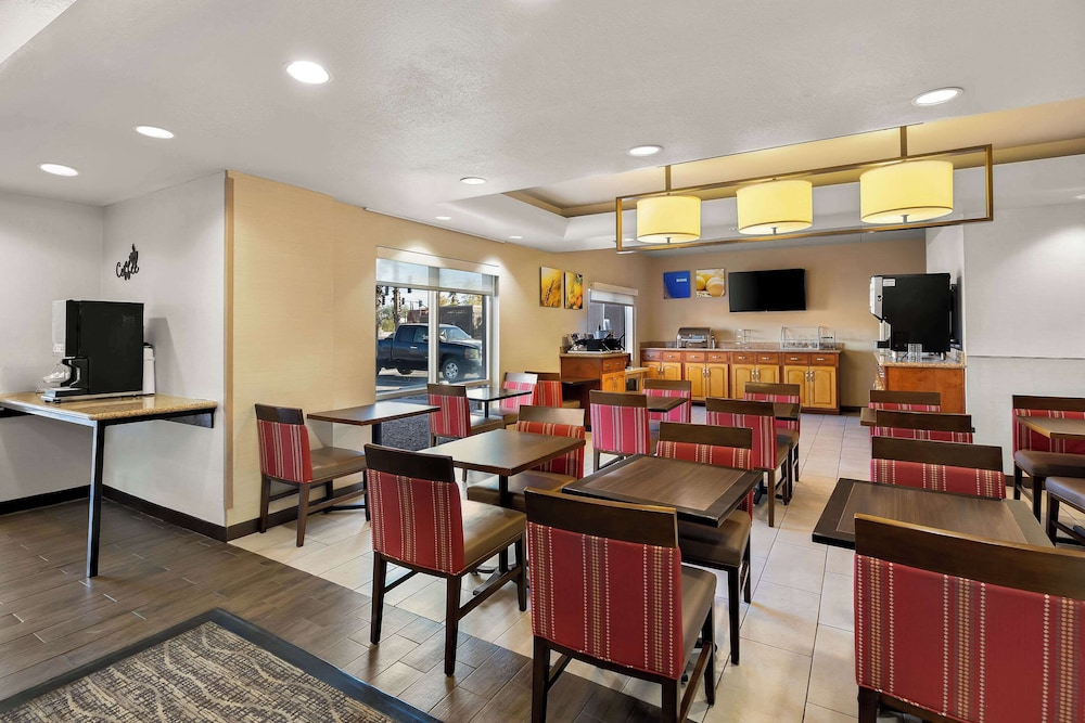 Comfort Inn & Suites Near Kino Sports Complex 46/58