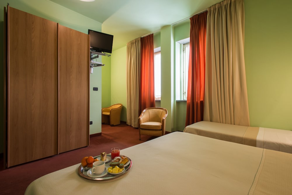 Standard, Triple, 1 Double and 1 Single Bed