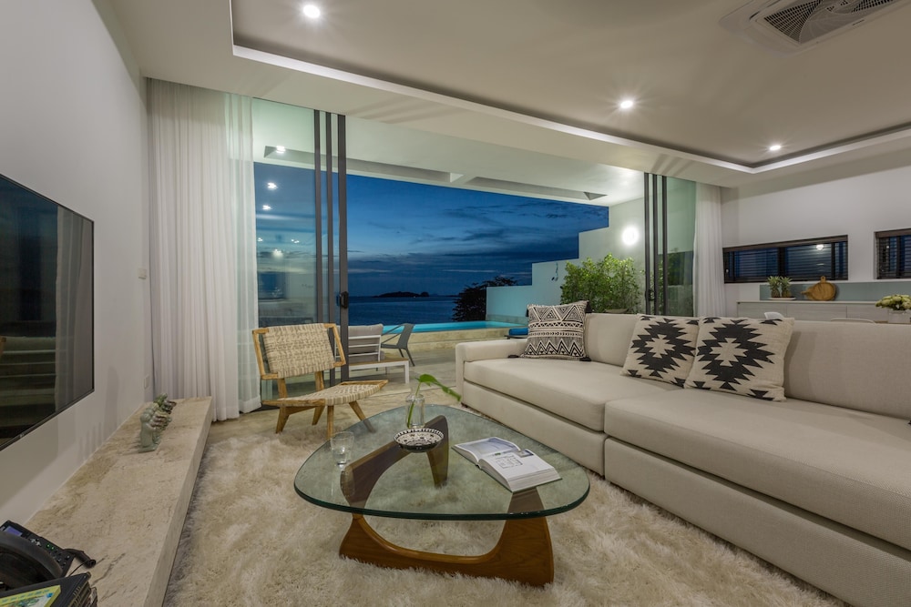 SKYE BEACH HOTEL 30/50