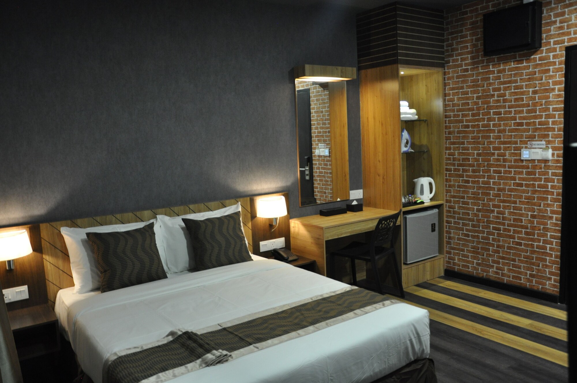 Standard, Queen Bed, No Window