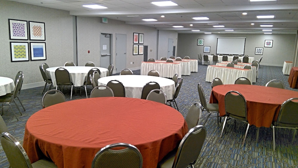 Holiday Inn Express Hotel & Suites Tracy 61/77