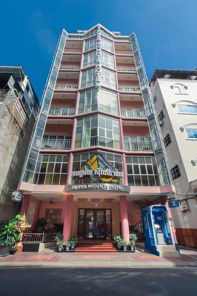 Silver Mounts Hotel 2/69