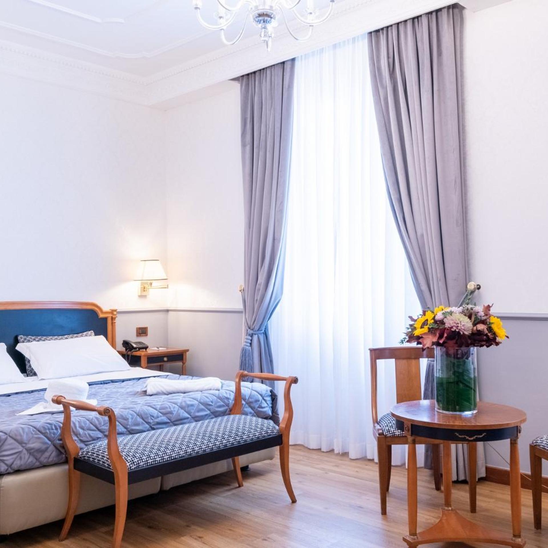 جناح جونيور، Strozzi Palace Hotel 2/10