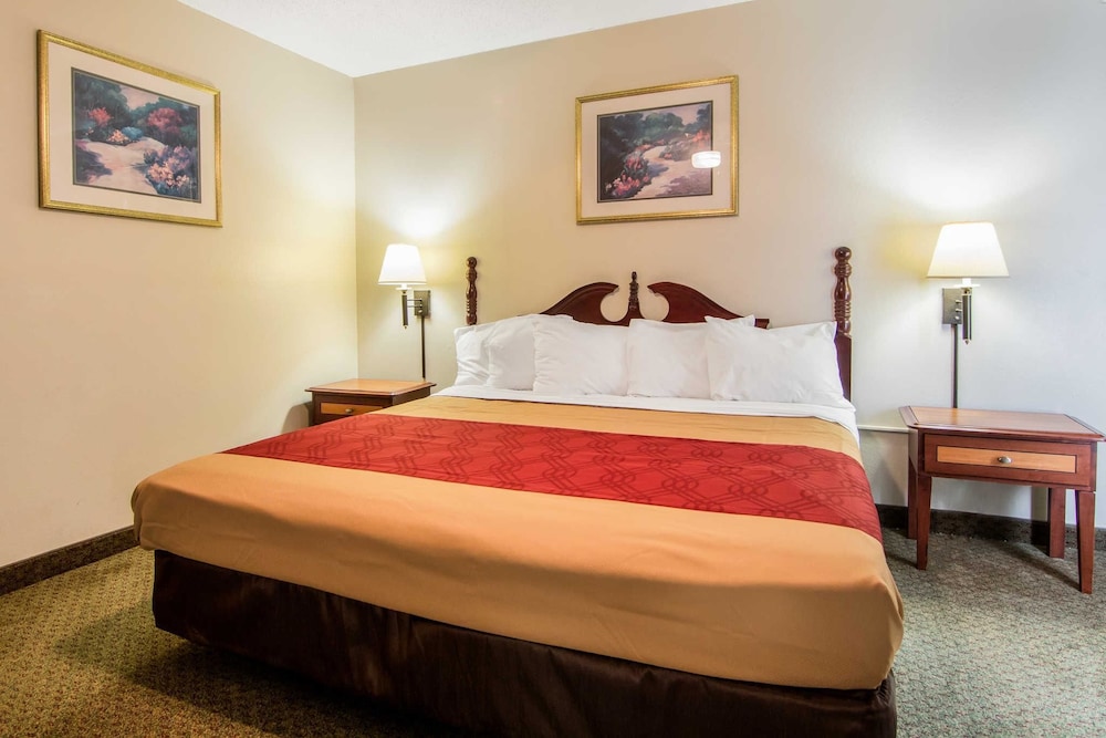 Econo Lodge Inn & Suites Conference Center 14/44