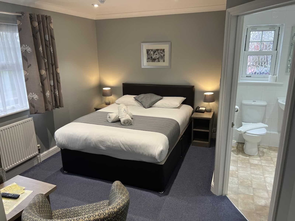 The Corner House Hotel Guest House 16/45