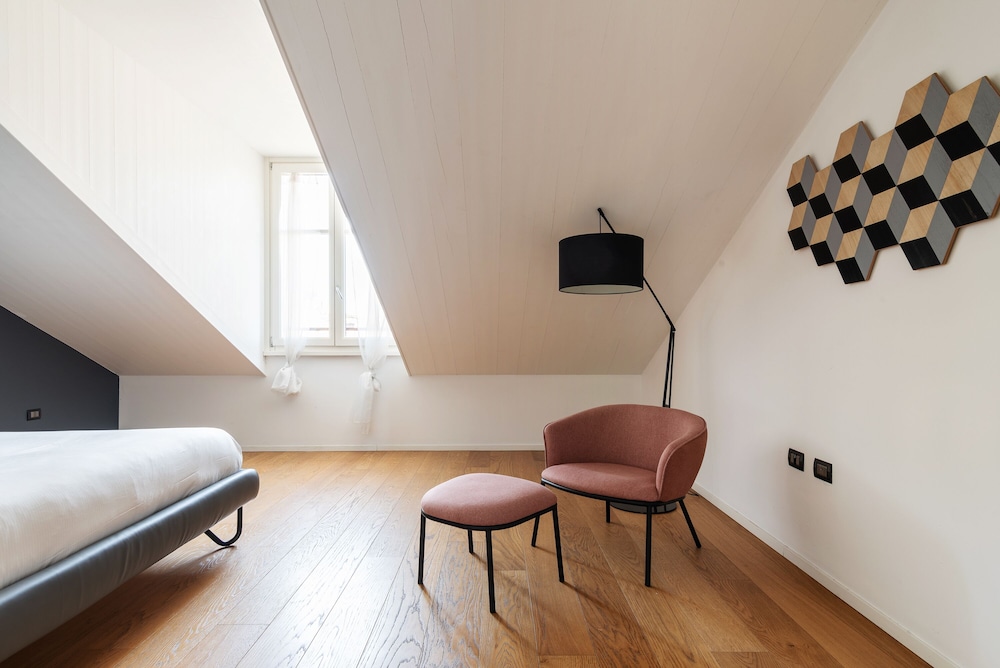 Easyhomes - Brera Luxury Suites 8/42
