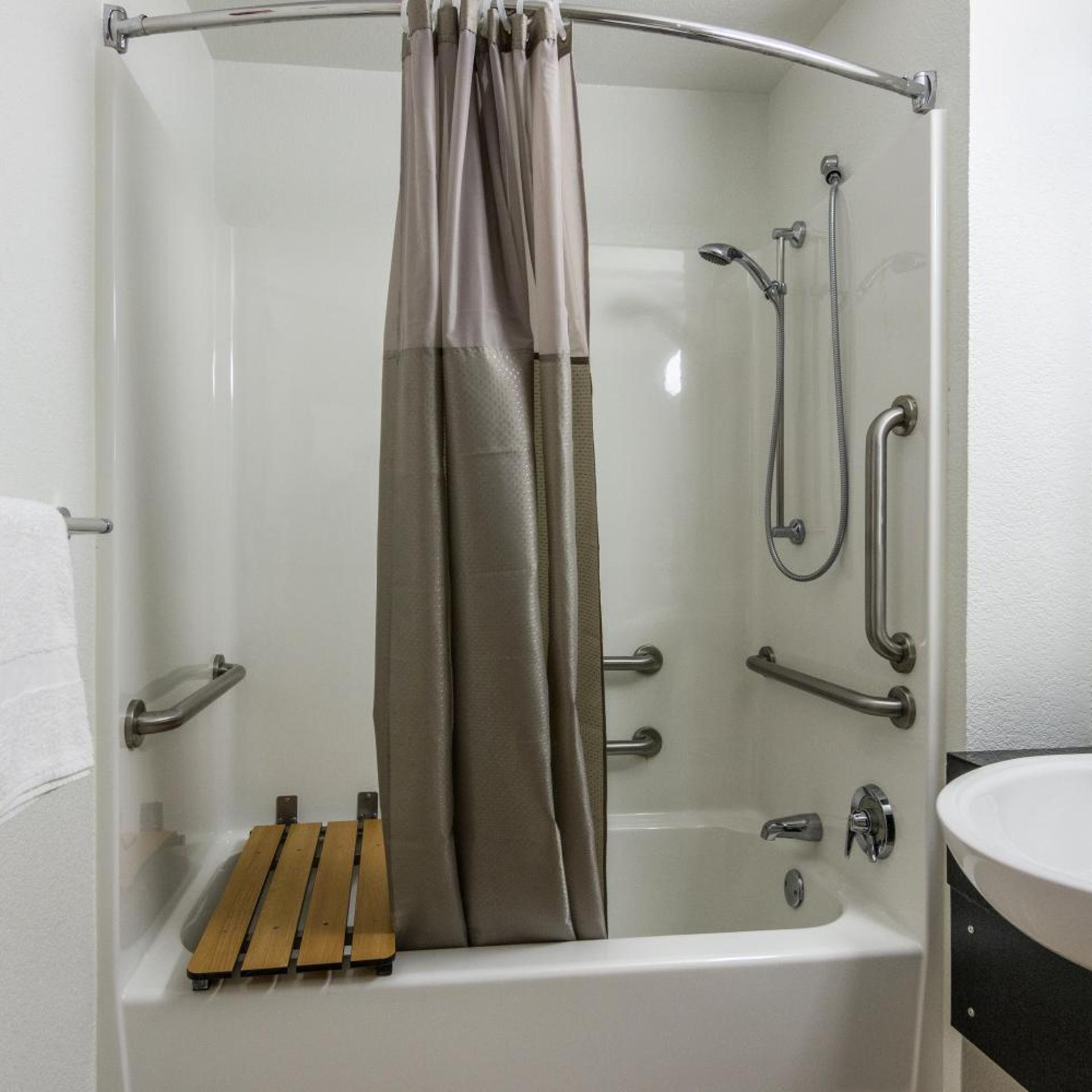 1 Full Bed - ADA/RI Shower/Micfridge, NS، Motel6 Longview, TX 9/10