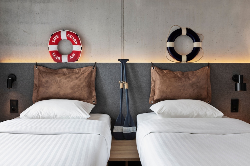 Room, Twin Beds, City View