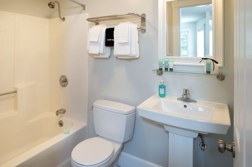 Glen Cove Inn and Suites 44/50