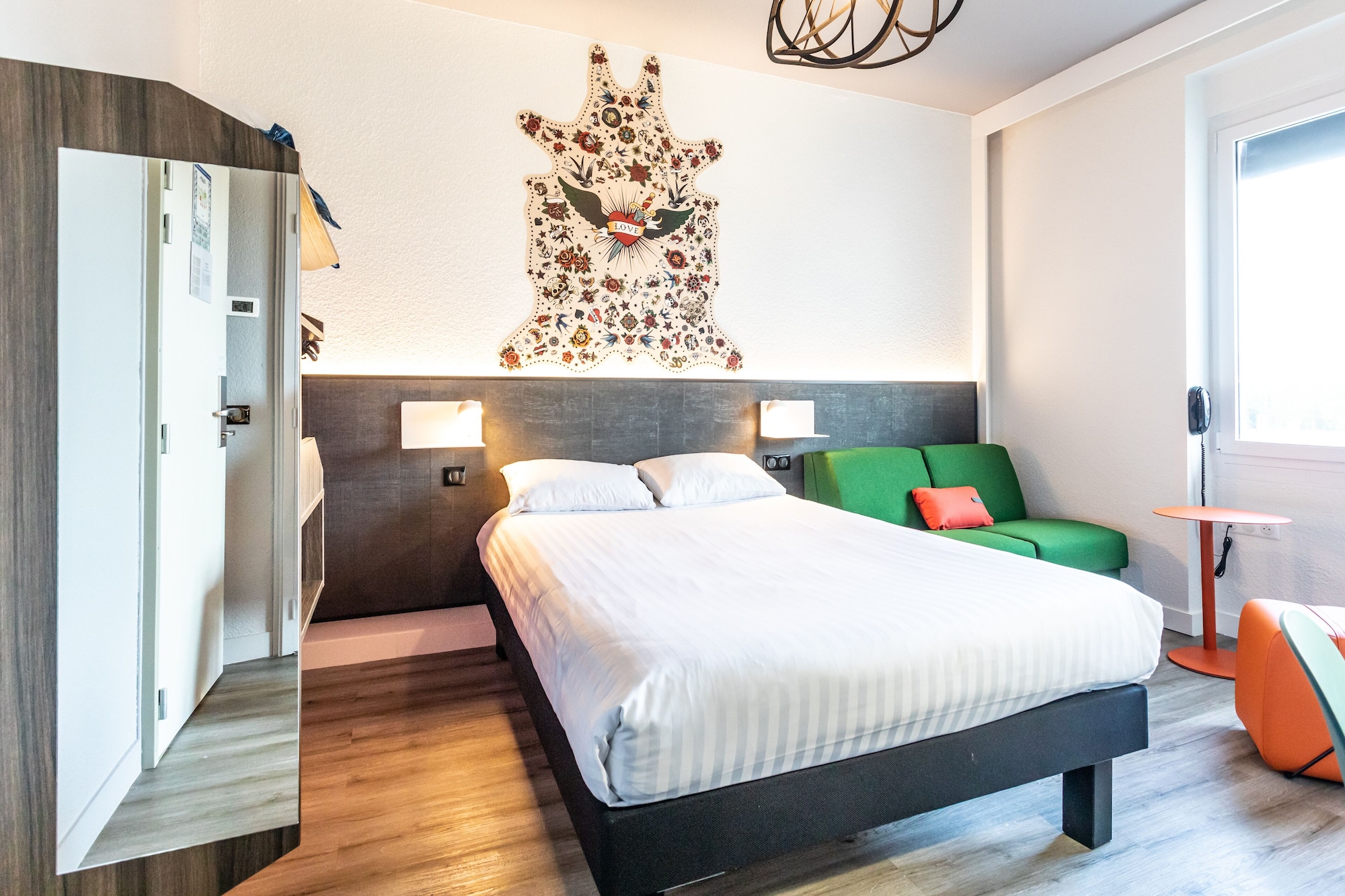 Superior, King Bed, Sofa