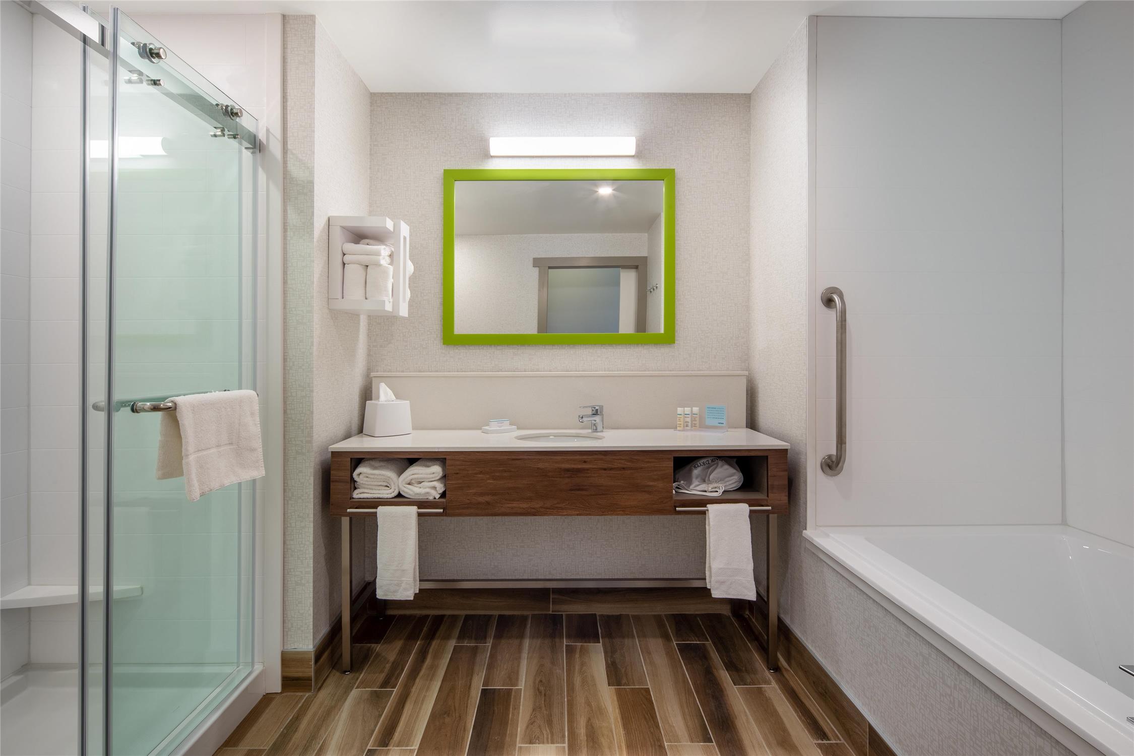 غرفة سوبيريور بسرير كينج، Hampton Inn and Suites Edmonton St. Albert, AB 2/2