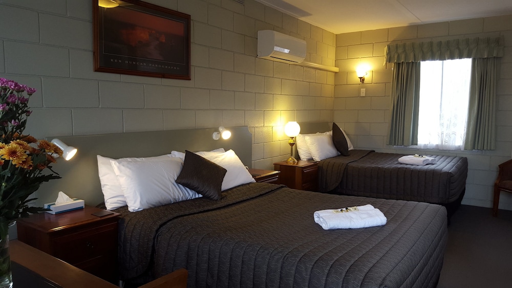 Deluxe, Twin Beds, Queen Bed