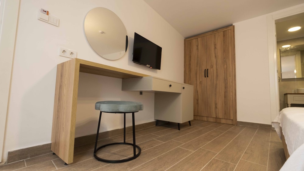 Icarus Hotel 30/46