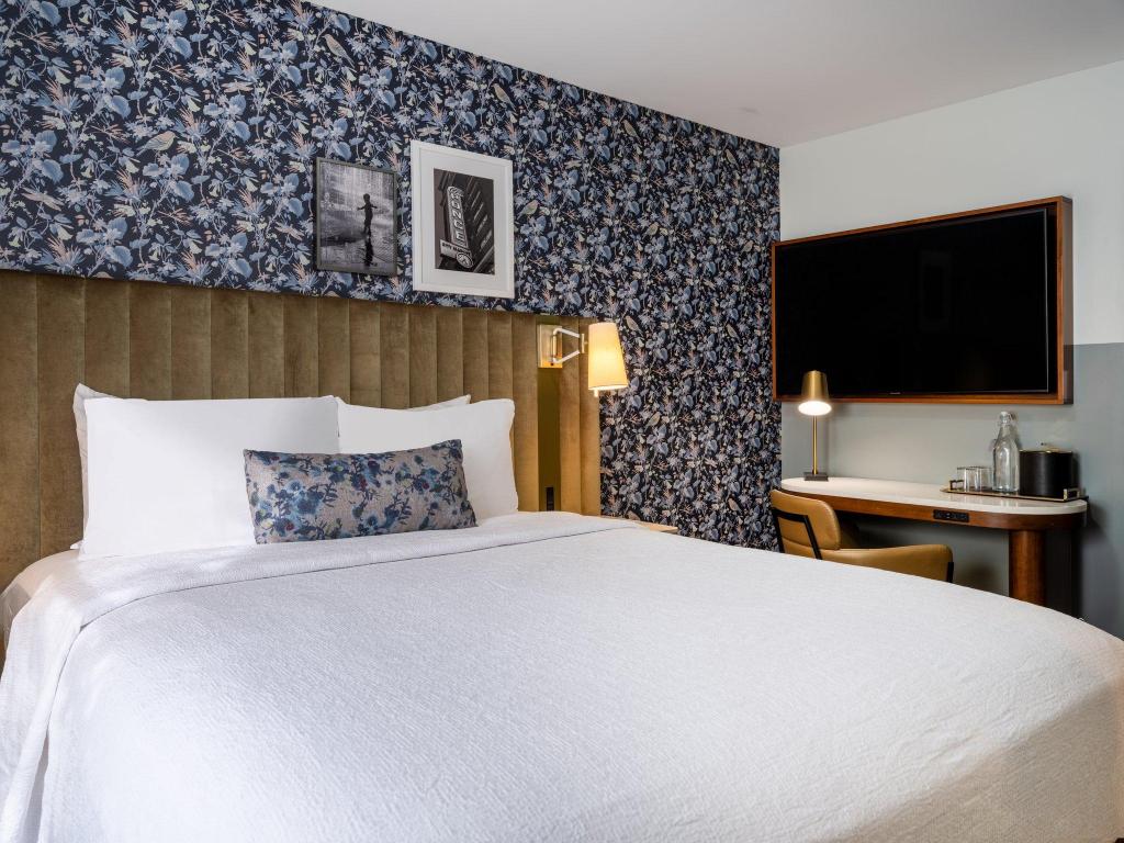 Cozy, Queen Bed, Accessible